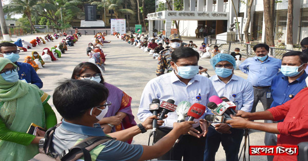 ৩০০ পরিবারের মাঝে ত্রাণ বিতরণ করেন ডিসি