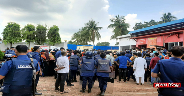 পোষাক শ্রমিকদের ছাঁটাইকে কেন্দ্র করে হামলা ও ভাঙচুর
