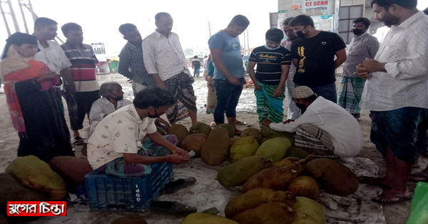 ভূলতা ফ্লাইওভারের নিচে মানুষের জটলা&nbsp;