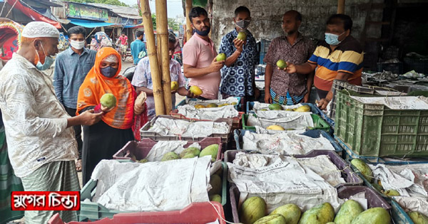 আড়ত ভরা রসালো ফল আম, দামও কম