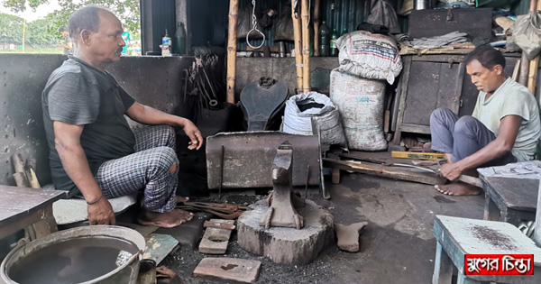 কামারশালায় নেই ব্যস্ততা, নেই টু-টাং শব্দ