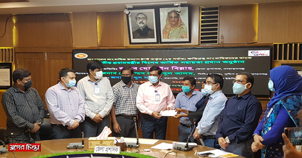 নারায়নগঞ্জ সাংবাদিক ইউনিয়নের অনুদানের চেক হস্তান্তর&nbsp;