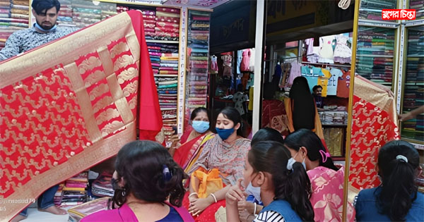 দুর্গাপূজা ঘিরে জমে উঠছে পূজার মার্কেট