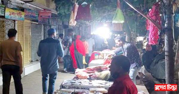 ফুটপাতের পসরায় গভীর রাতেও  জ্বলছে বাতি