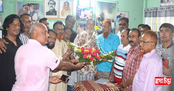 সাইফুল্লাহ বাদলকে ফুলেল শুভেচ্ছা ফতুল্লা ৯নং ওয়ার্ড আওয়ামী লীগের