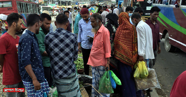 গাউছিয়ার ফুটপাতে দৈনিক আড়াই লাখ টাকার চাঁদাবাজি
