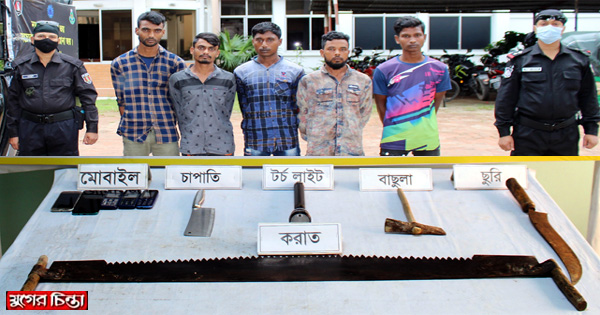 দেশীয় অস্ত্রসহ ৫ ডাকাত গ্রেফতার