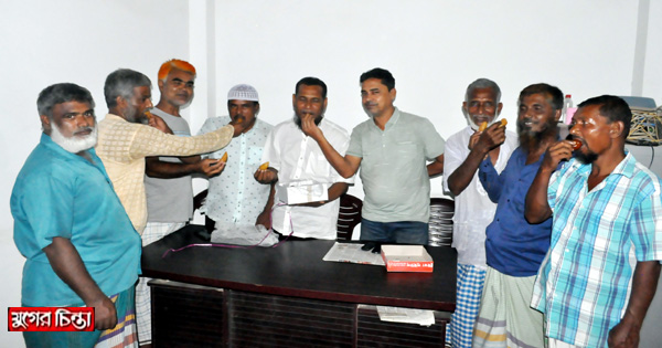 কাশীপুর ৭ নং ওয়ার্ড&nbsp;এলাকাবাসীর মাঝে মিষ্টি বিতরণ