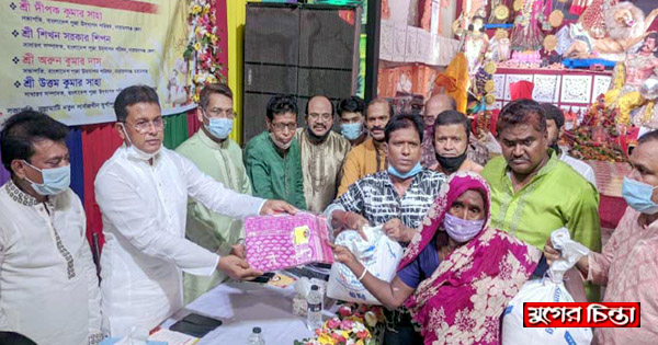 নয়ামাটিতে দুর্গাপূজা কমিটির উপহার সামগ্রী বিতরণে ডিআইজি