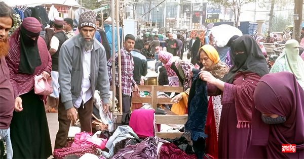 শীতের পোশাকে জমে উঠেছে ফুটপাতের বেচাকেনা