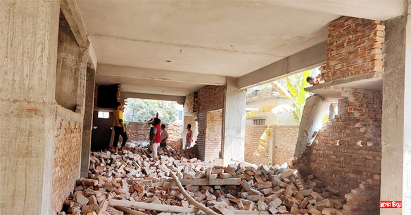 সিদ্ধিরগঞ্জে বহুতল তিন ভবন ভাঙল রাজউক