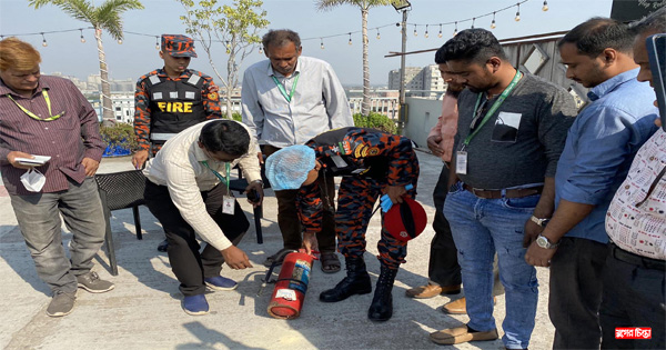 শীতলক্ষ্যায় চার নৌযানকে অর্থদণ্ড, একটির বিরুদ্ধে মামলা দায়ের