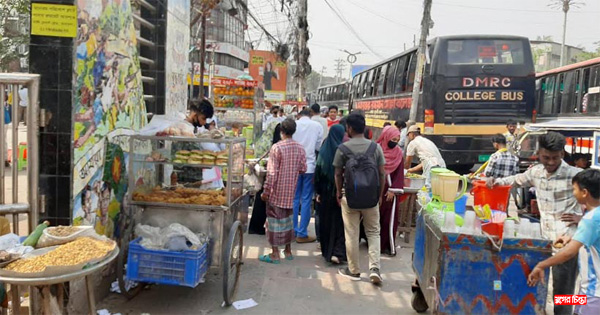 পেশা বদলের চিন্তায় হকাররা