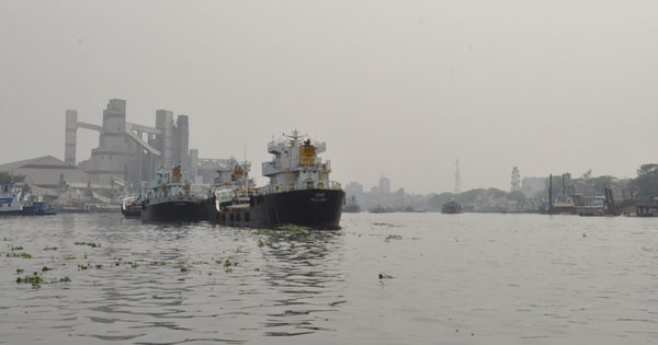 নৌযান নোঙর করে নদী দখল, ঘটতে পারে দুর্ঘটনা