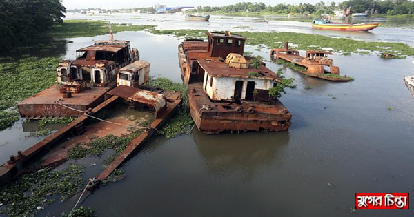 অকেজো নৌযানে সরু নৌপথ