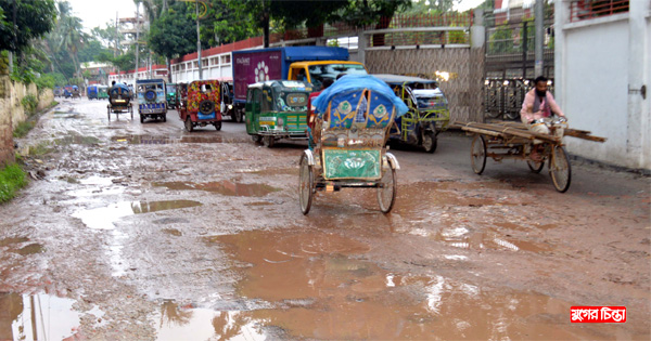 ডিসি বাংলোর সামনে সড়কের বেহাল দশা