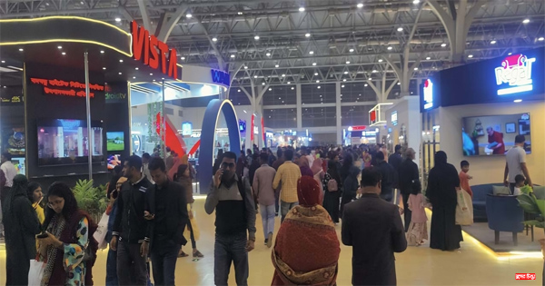 বেড়েছে বেচাকেনা; ছাড়ের অপেক্ষায় কমেছে দর্শনার্থী