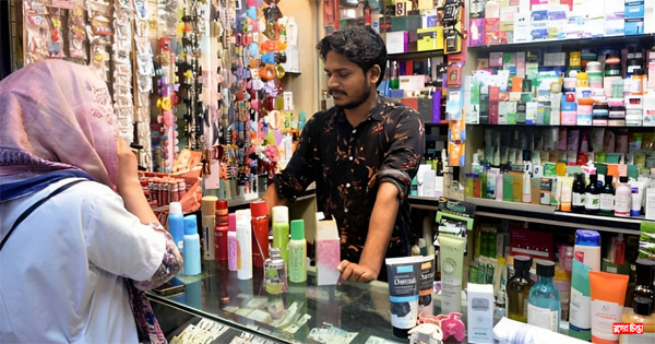 শীতের আগমনে বাড়ছে প্রসাধনী বিক্রি