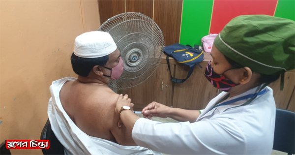 করোনার ভ্যাকসিনের দ্বিতীয় ডোজ নিলেন মনিরুজ্জামান