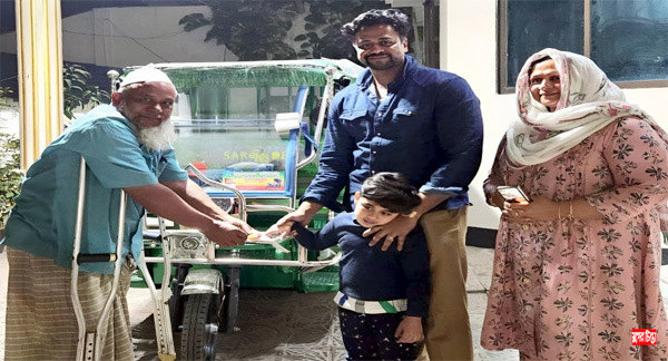 অয়ন ওসমানের অর্থায়নে বৃদ্ধাকে অটোরিশকা দিলেন আরজিয়ান ওসমান