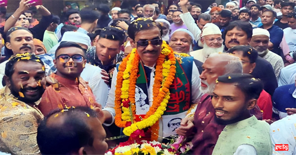 শামীম ওসমানকে ফুলের নৌকা উপহার দিলেন আওয়ামীলীগ নেতা হেকিম-মতিন