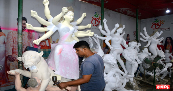 দেবী দুর্গাকে নানা রঙে সাজাতে ব্যস্ত সময় পার করছে মৃৎশিল্পীরা