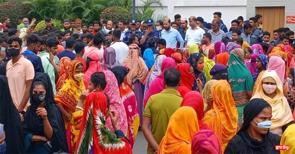 ছাঁটাইয়ের প্রতিবাদে আরকে গ্রুপের শ্রমিকদের সড়ক অবরোধ