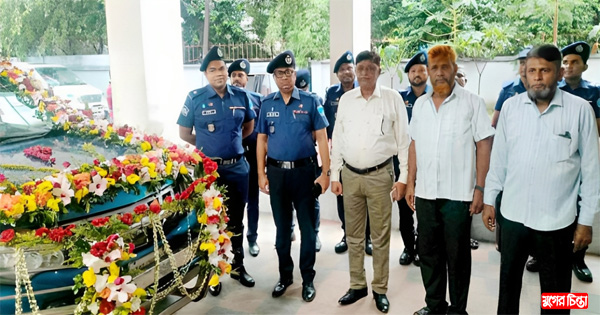 ফুলসজ্জিত গাড়িতে চড়ে অবসরে গেলেন ফতুল্লা থানার ৩ পুলিশ সদস্য
