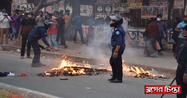 আগুনে জ্বলছিল সড়ক, হতবাক নারায়ণগঞ্জবাসী