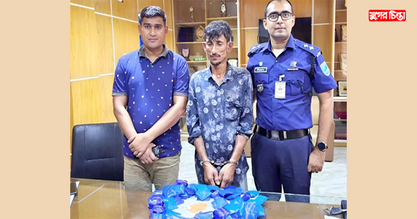 কাঠবোঝাই ট্রাকে সাড়ে ১৬ হাজার ইয়াবাসহ লুকিয়ে ছিলেন যুবক