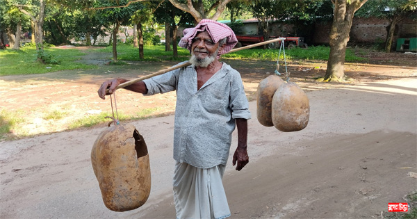লাউ ডুগডুগি কাঁধে ৮২ বছরের বৃদ্ধ ফেরীওয়ালা আবুল হাশেম