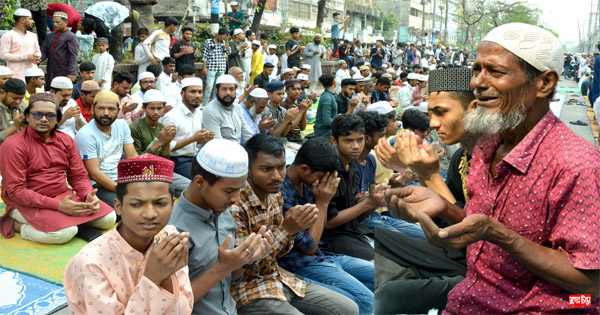 রমজানের প্রথম জুমায় মসজিদ ছাড়িয়ে সড়কে মুসুল্লিদের ঢল