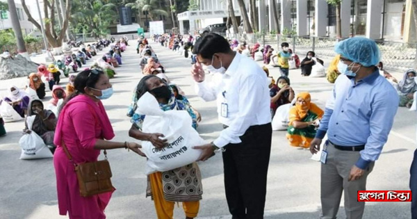 তৃতীয় দফায় জেলা প্রশাসনের খাদ্য সামগ্রী বিতরণ