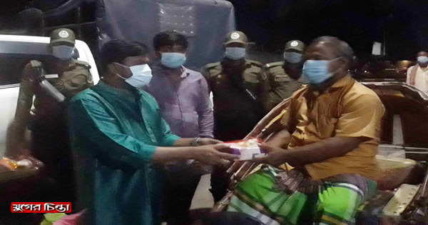 গভীর রাতে অসহায়দের মাঝে ডিসির সেহরি খাবার বিতরণ