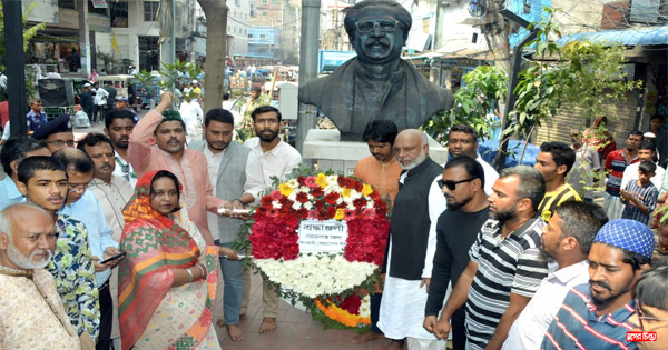 জেলা স্বেচ্ছাসেবক লীগের পক্ষে পুষ্পস্তবক অর্পণ করেন মেয়র আইভী