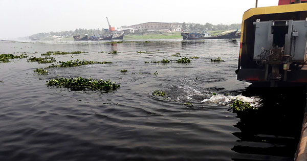 বালু ও শীতলক্ষ্যার পঁচা পানির দুর্গন্ধ