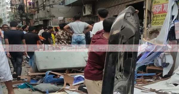 আজমেরী ওসমানের বাড়িতে হামলা ও ভাঙচুর, অগ্নিসংযোগ