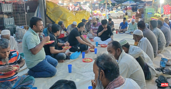 পথচারীদের নিয়ে ইফতার করলেন খোকা