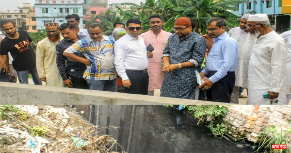 জলাবদ্ধতা নিরসনে ছুটে গেলেন চেয়ারম্যান ফাইজুল ইসলাম