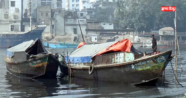 পুলিশের অভিযানে বন্দরে চোরাই ফার্নিস ওয়েল ভর্তি ট্রলার জব্দ