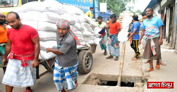 স্লাব না থাকায় নিতাইগঞ্জ খালঘাট সড়কে ঝুঁকি
