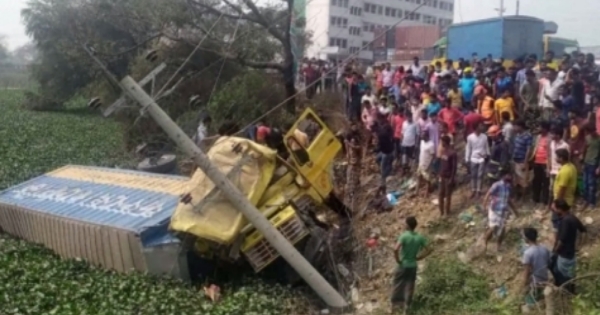 ড্রাম ট্রাক ও কাভার্ড ভ্যানের মুখোমুখি সংঘর্ষে পথচারীসহ আহত- ৩