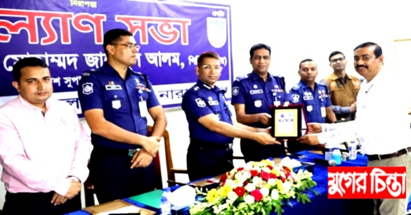 আইসিটিতে গুরুত্বপূর্ণ সেবা দেয়ায় হাফিজকে পুরস্কৃত করলেন এসপি
