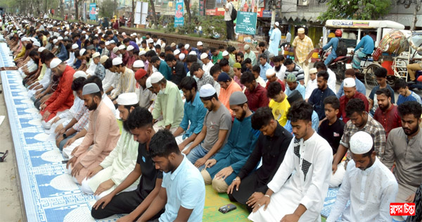 রমজানের তৃতীয় জুমায় মুসল্লির ঢল