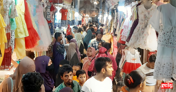 ফুটপাতের ক্রেতারা মার্কেটমুখি
