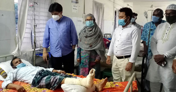 সোনারগাঁয়ে আহত সাংবাদিকের পাশে খোকা