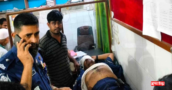 রেকারের ধাক্কায় পুলিশ&nbsp;কর্মকর্তা গুরুতর আহত