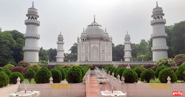 নকল তাজমহলে দর্শনার্থীদের ধকল ম্যানেজার নিয়ন্ত্রণে হয়রানির ফাঁদ