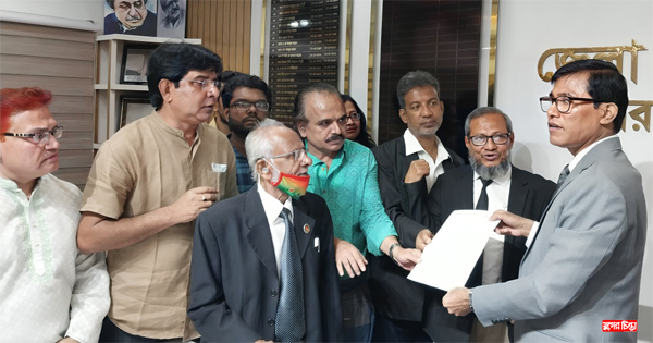 গাছ রক্ষার দাবিতে জেলা প্রশাসকের কাছে স্মারকলিপি প্রদান