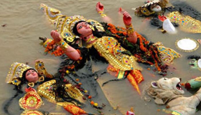 প্রতিমা বিসর্জ্জনের মধ্য দিয়ে শেষ হলো শারদীয় দুর্গাৎসব